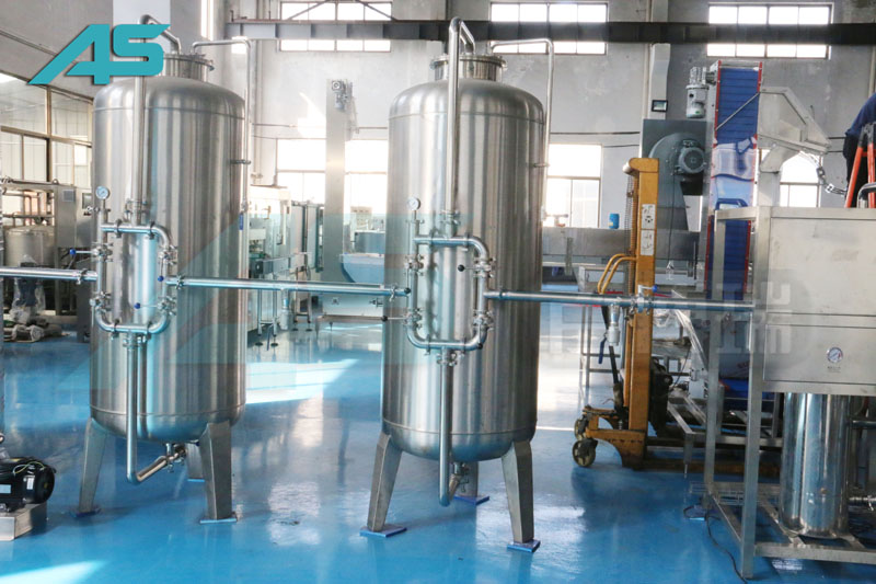 如何選擇性?xún)r(jià)比高的含氣飲料灌裝機(jī)