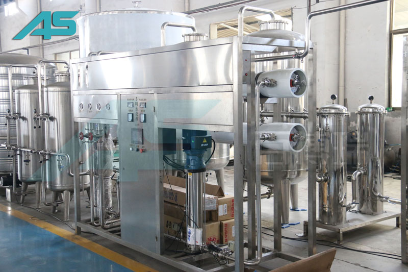 含氣飲料灌裝機(jī)采用單頭柱塞式定量充填裝置