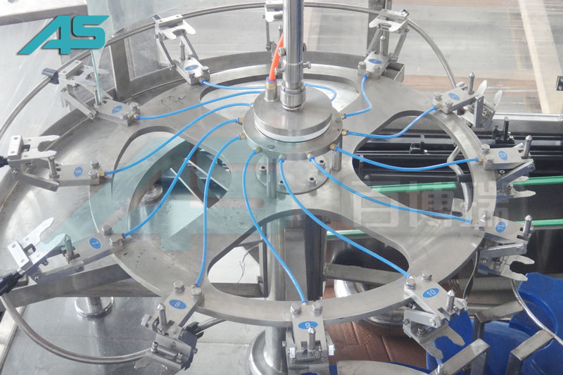 PET瓶灌裝機(jī)屬于機(jī)械設(shè)備